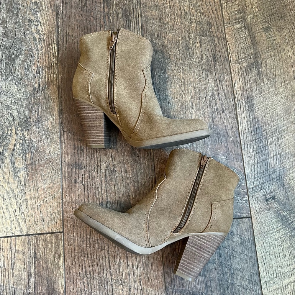 AE brown heeled western booties